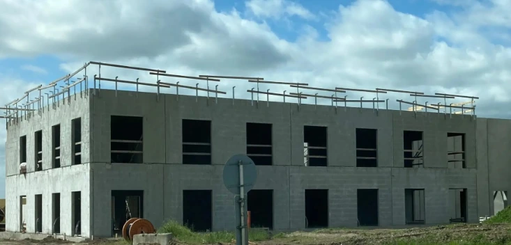 I parapetti provvisori in legno possono essere pericolosi se installati male