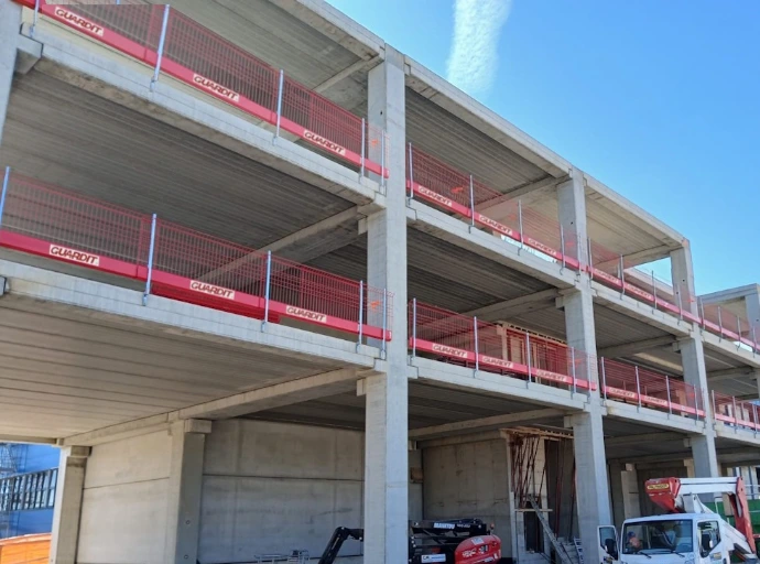 Edificio con parapetti provvisori a noleggio