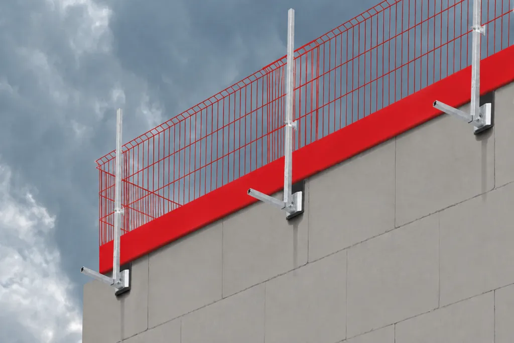 Pannelli su cantiere industriale.webp